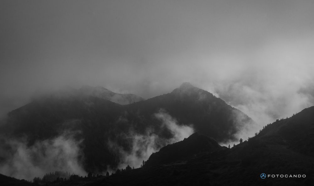 Ridges emerging from the fog, in black and white, October 2015